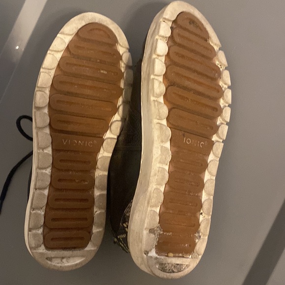 Vionic Simasa Black Leather Sneakers 7.5. Pre-Worn - Picture 4 of 5